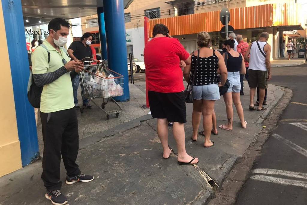 Cidades voltam a obrigar uso de máscara no interior e litoral de SP